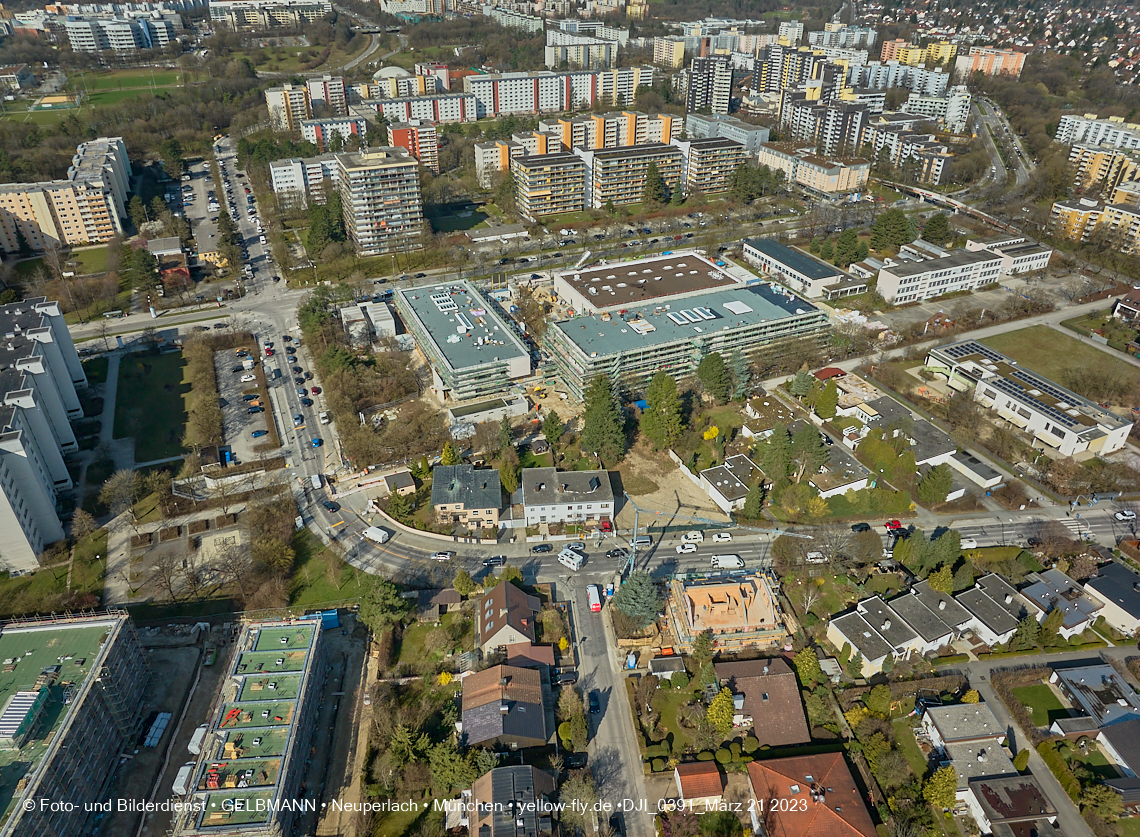 21.03.2023 - Luftbilder von der Grundschule am Karl-Marx-Ring in Neuperlach